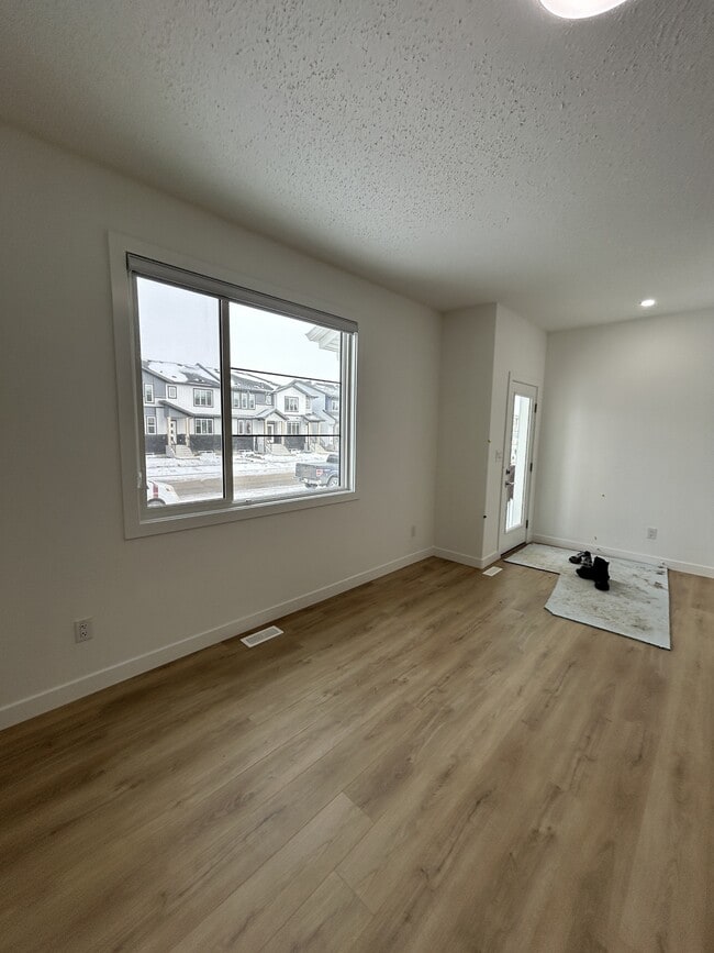 Building Photo - 6625-6642 42 Ave