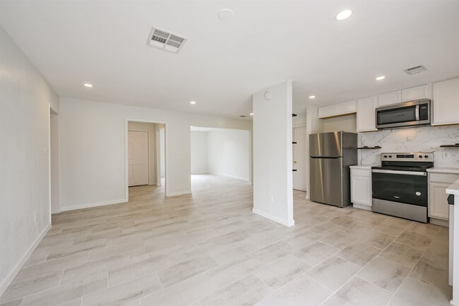 Building Photo - 2114 Shasta Dr