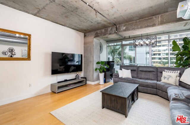 Foto del edificio - 645 W 9th St