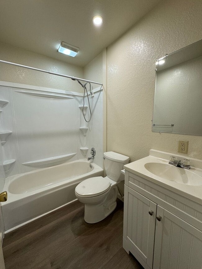 Building Photo - Renovated 2bdrm, 1 bath house with fully f...