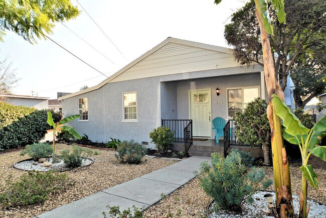 Building Photo - 878 Morada Pl