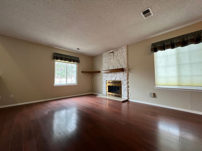 Building Photo - Charming 2 Bed 2 Bath Townhouse Available ...