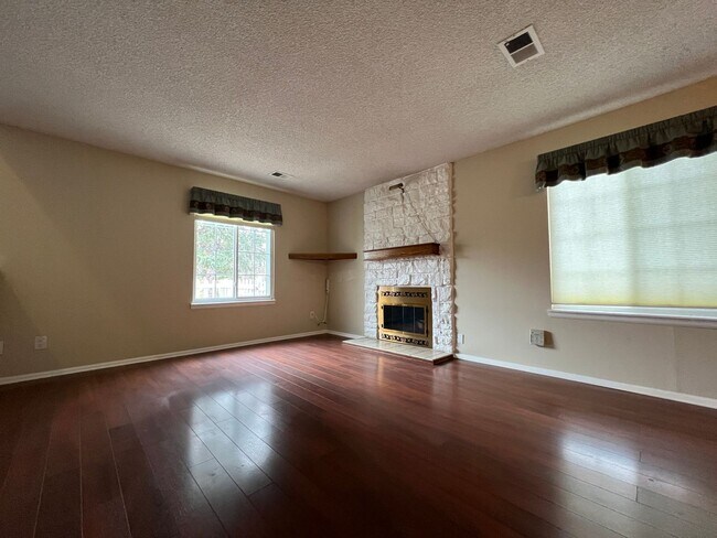 Foto del edificio - Charming 2 Bed 2 Bath Townhouse Available ...