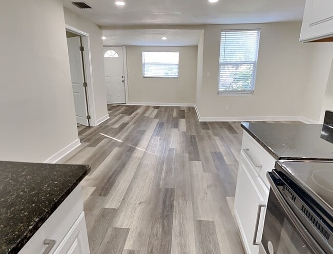 Building Photo - 529 Live Oak Ave