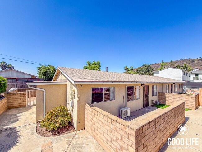 Foto del edificio - 3BD/1BA Home in Lakeside with In-Unit Laundry & Built-In Closets