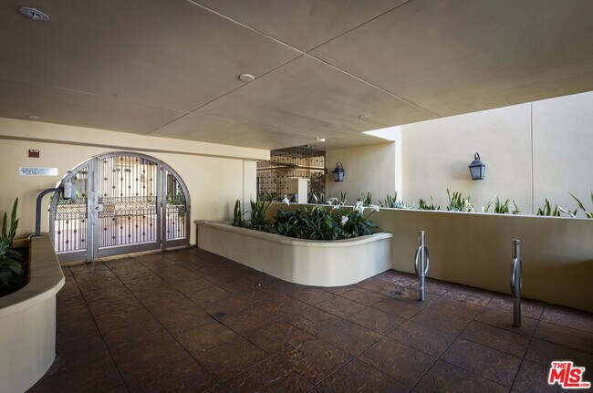Foto del edificio - 851 N San Vicente Blvd