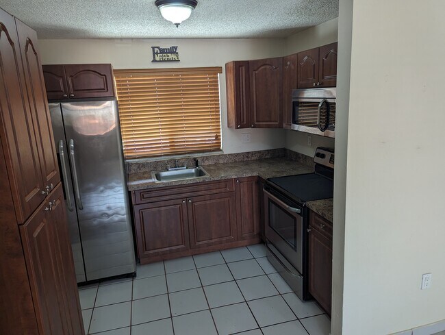 Building Photo - 2740 W 61st St