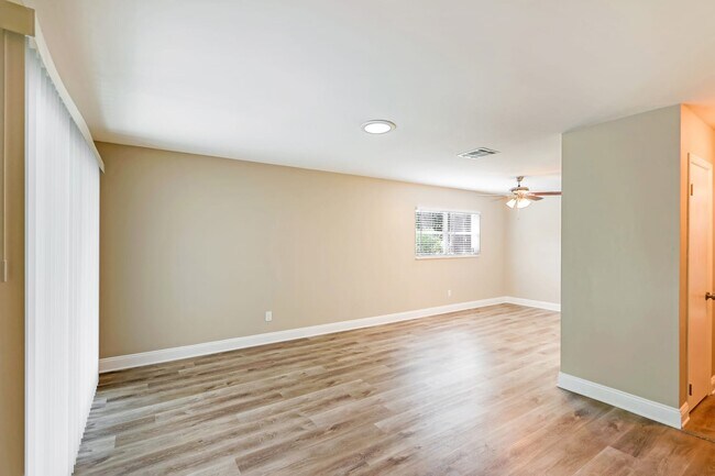 Building Photo - 307 Floral Dr