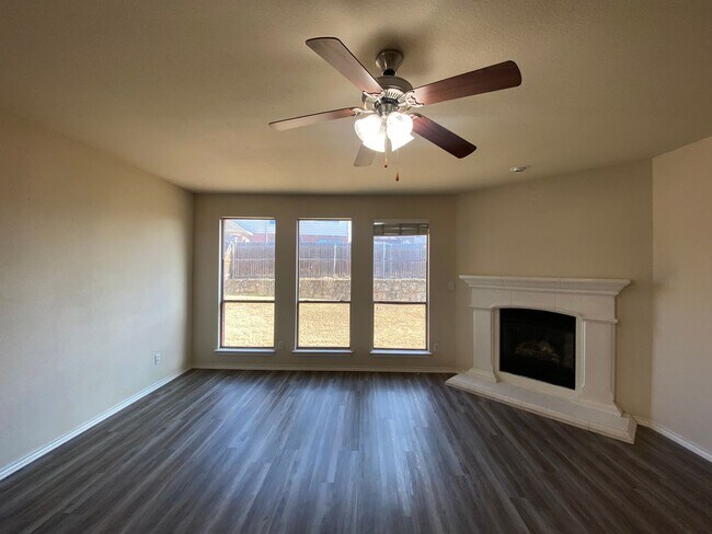 Building Photo - Available now gorgeous 3 bedroom**Tehama R...