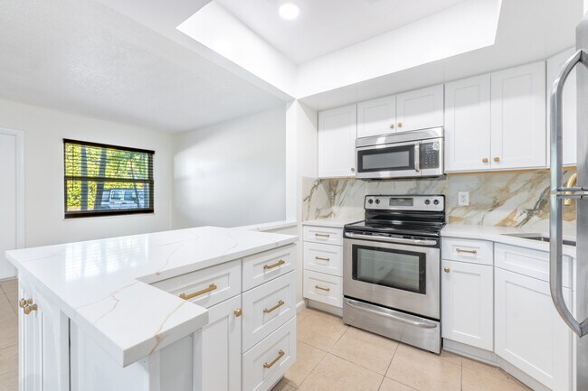 Building Photo - 2319 Tamarind Dr