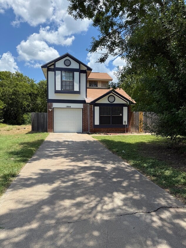 Foto principal - 1904 Dickens Dr