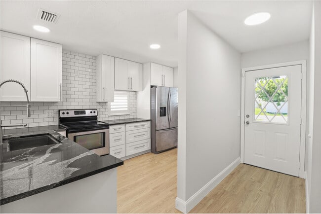 Building Photo - 4722 Lakeside Cir