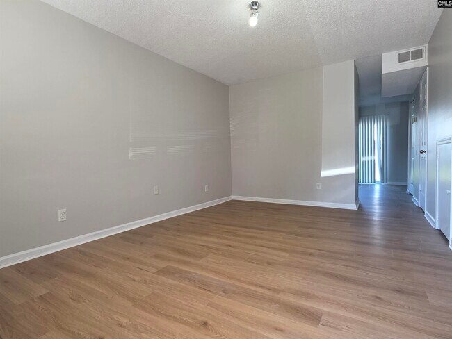 Foto del edificio - 1918 Jessamine Rd