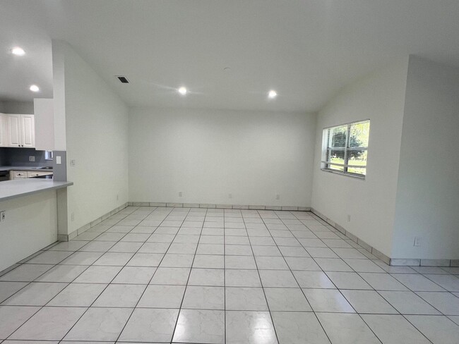 Building Photo - 1096 Staghorn St