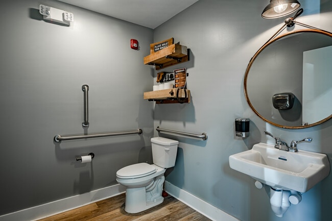 Foto del edificio - 1430 Redwood Ct