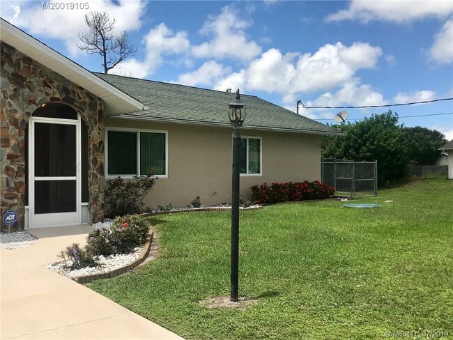 Building Photo - 173 SW Pisces Terrace