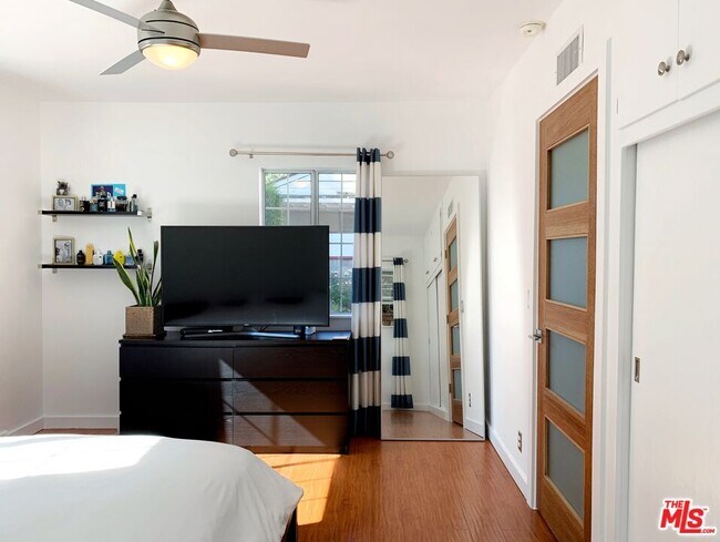 Foto del edificio - 6840 Orion Ave