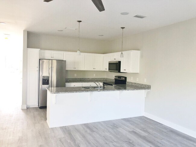 Building Photo - Gorgeous 3 Bedroom 2.5 Bath Townhome