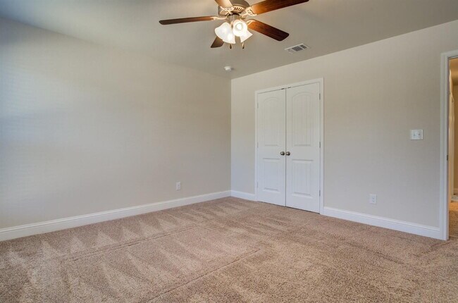 Building Photo - Immaculate newer 4/3/2 1/2 block from Quin...