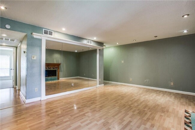Building Photo - 5132 Amesbury Drive Unit#204, Dallas, Texa...