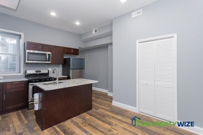 Building Photo - 2327 Linden Avenue - 2