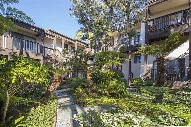 Building Photo - Spacious Second Floor Unit in the La Jolla...