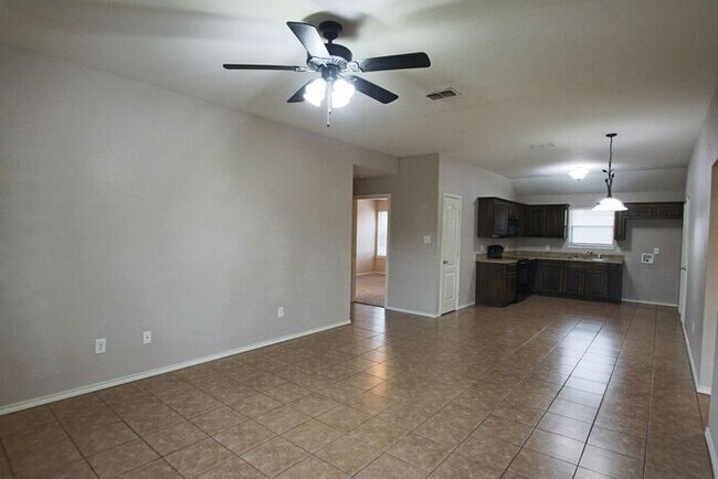 Building Photo - Tour Today! 3 Bed 2 Bath 1 Car Duplex- Lin...
