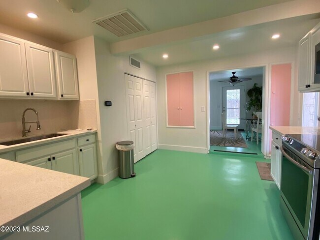 Foto del edificio - 2231 N Swan Rd