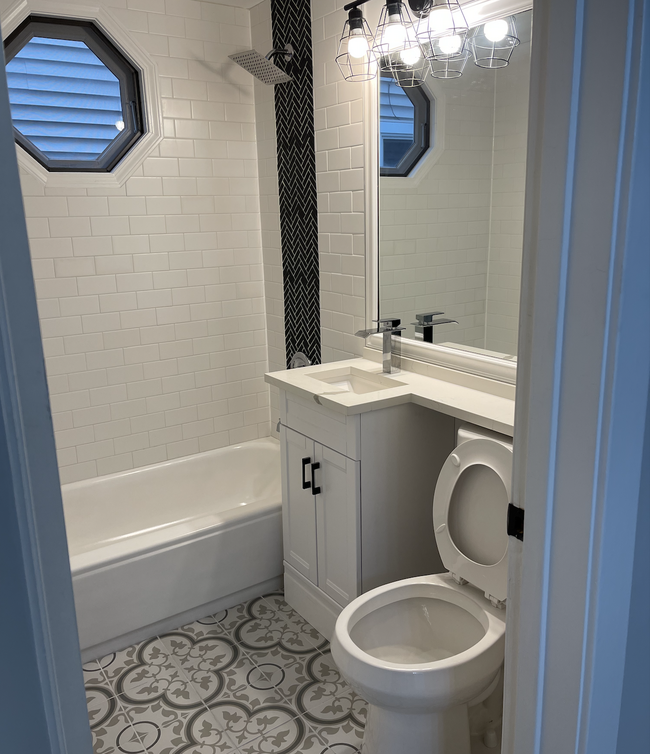 1st floor bathroom - 6507 W Raven St
