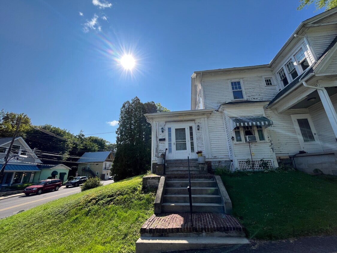 63 Main St Unit 3, Dallas, PA 18612 Apartments in Dallas, PA
