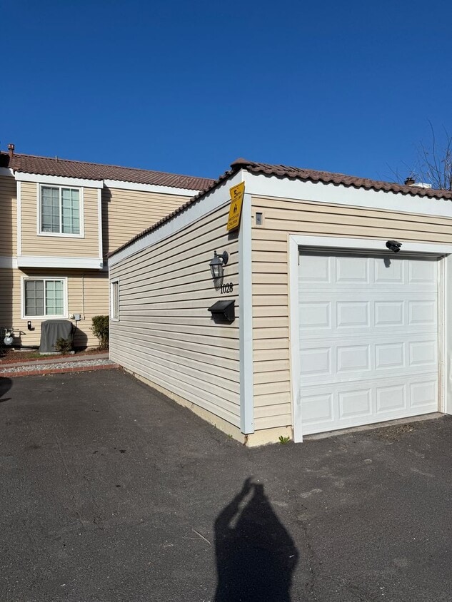 Primary Photo - 1028 Bradley Square