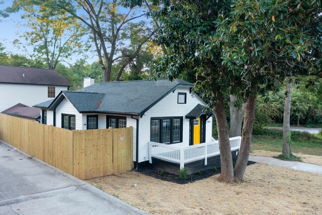 Photo - 983 Washington St SW House