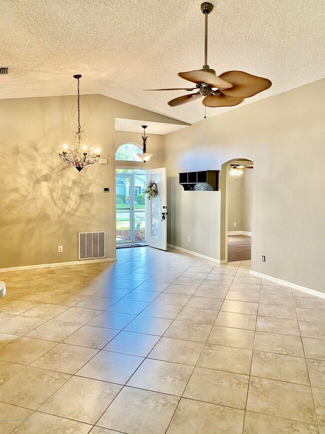 Building Photo - 2080 Tiburon Ln
