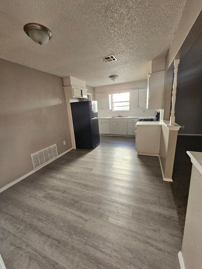 Building Photo - 5 Bedroom House Available in Midwest City