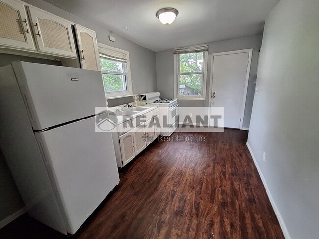 Photo - 312 East Southern Avenue Apartment