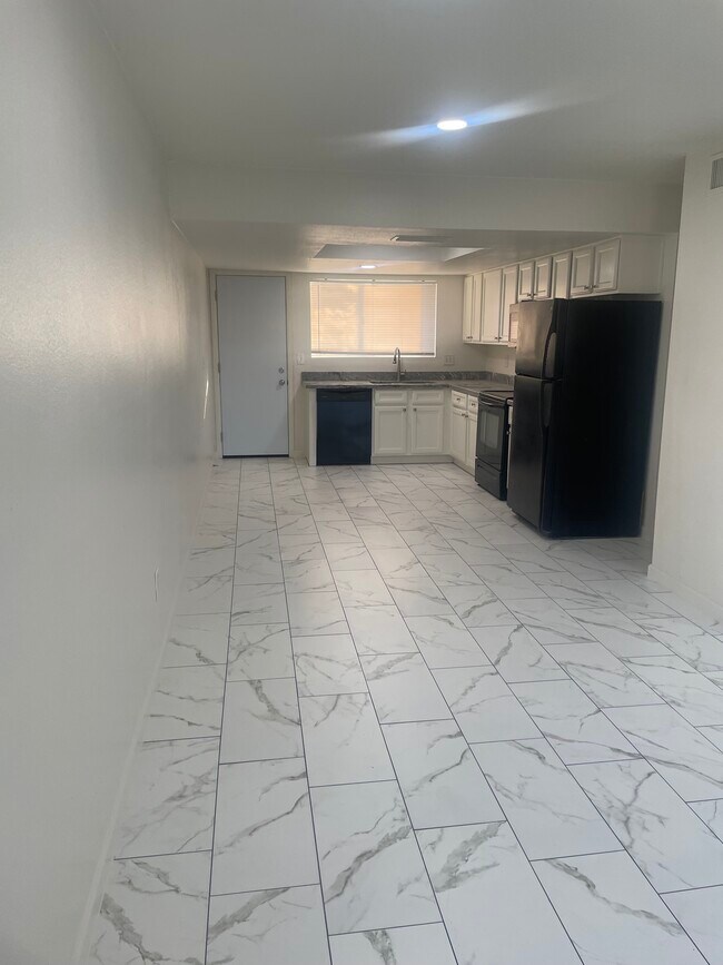 Building Photo - 8119 N 33rd Dr