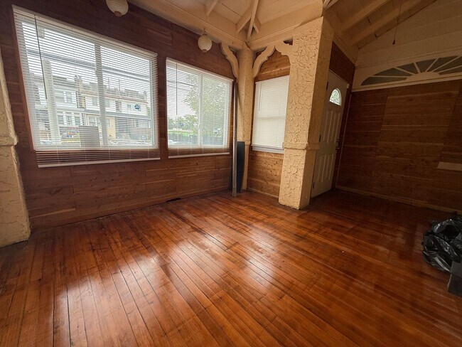 Foto del edificio - Beautiful 4-Bedroom Twin Home in Elmwood P...
