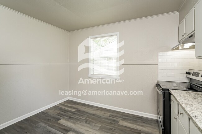Building Photo - 1631 N Columbia Pl