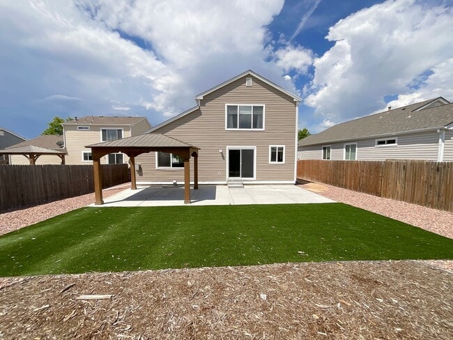 Building Photo - 4 Bedroom Home Available Near N Powers Bl ...