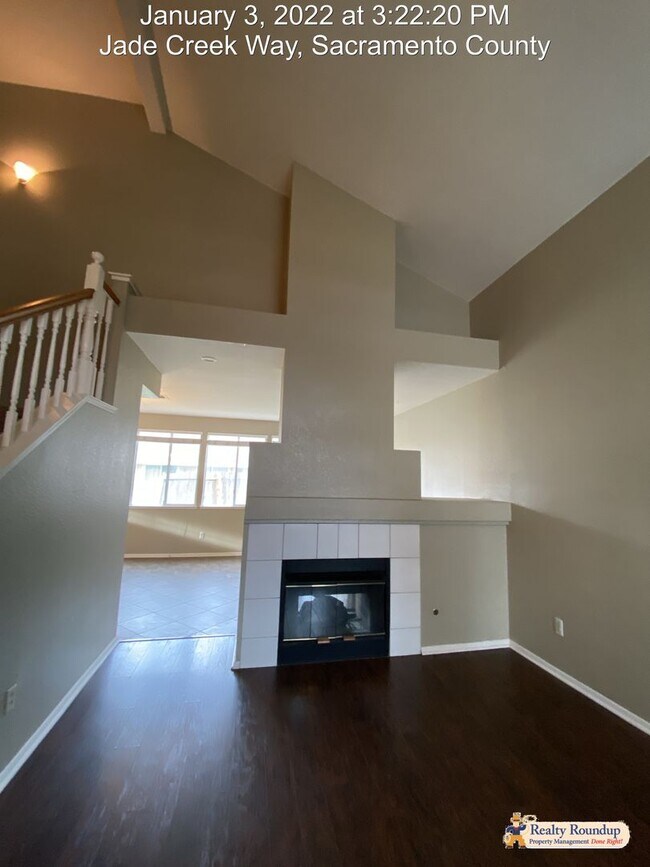 Foto del edificio - Cute Two Story Home with Fireplace