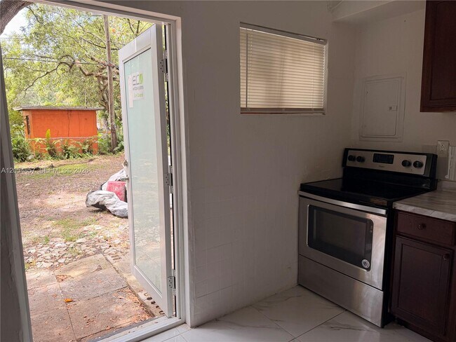 Foto del edificio - 2123 NW 93rd St