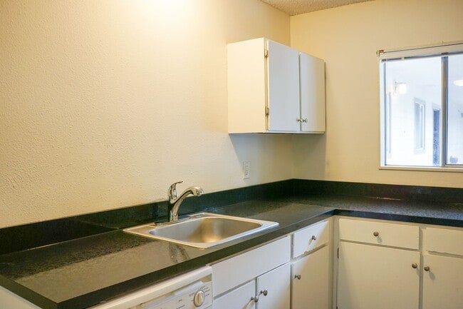 Photo - Nestled into Marquam Hill: Bright 2nd Floor 1Bed w/Private Balcony! Apartment