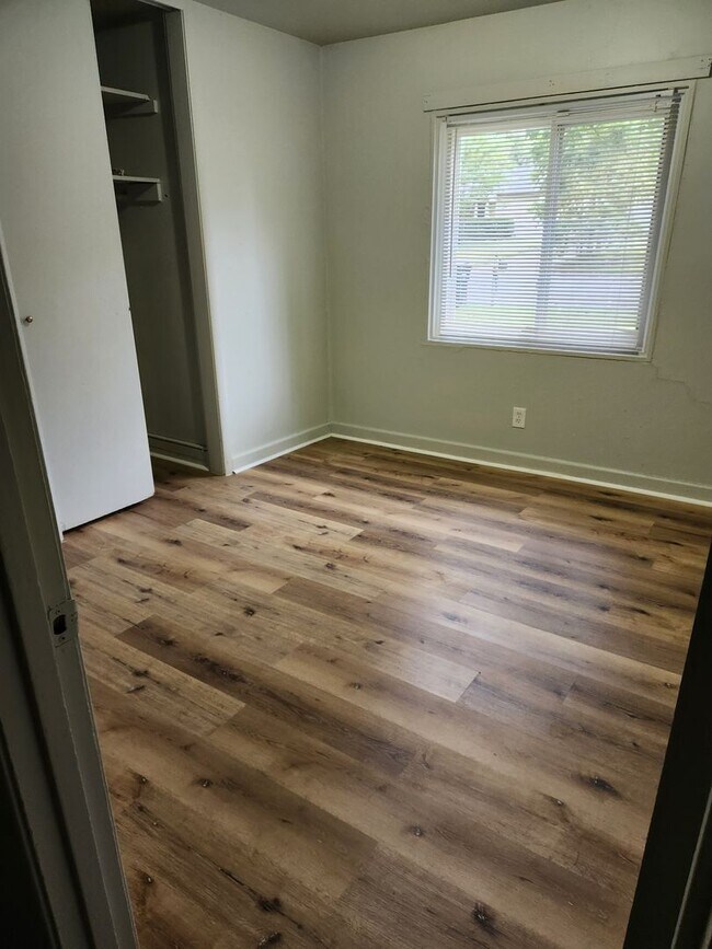 Foto del edificio - 3 BEDROOM 1 FULL BATH HOME WITH SINGLE GARAGE