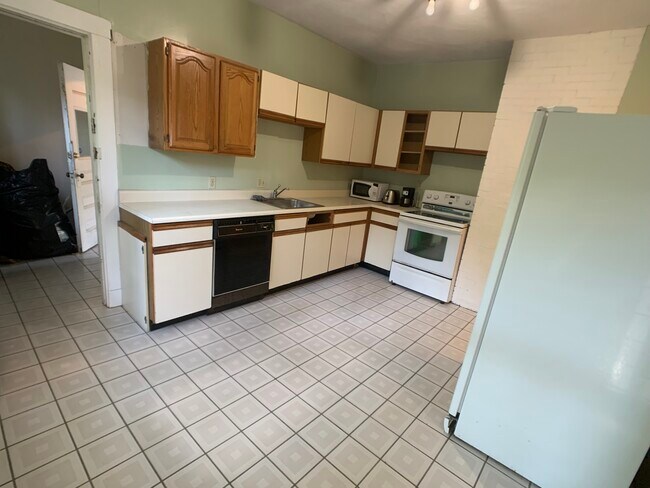 Foto del edificio - 80 Corey Rd