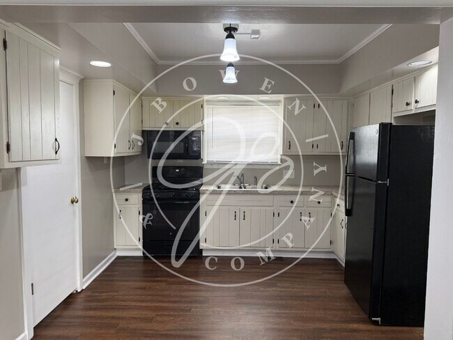 Building Photo - "Charming 3-Bed Home with 2 Full Baths - Spacious Living in South Toledo!"
