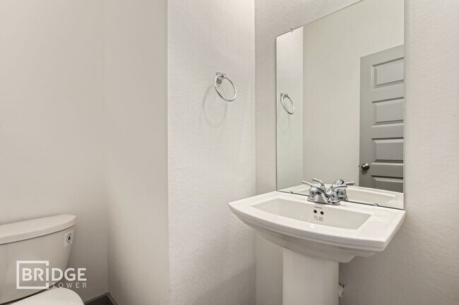 Foto del edificio - 33134 Oak Hts Pl