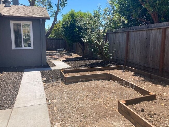 Building Photo - 1571 Sonoma Ave