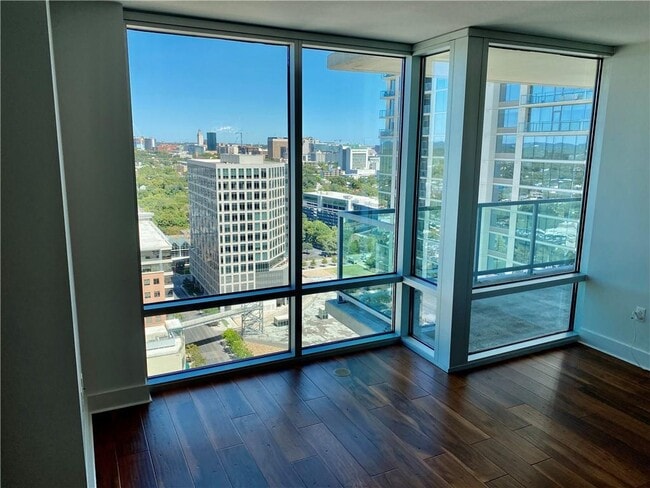 Building Photo - 300 Bowie St