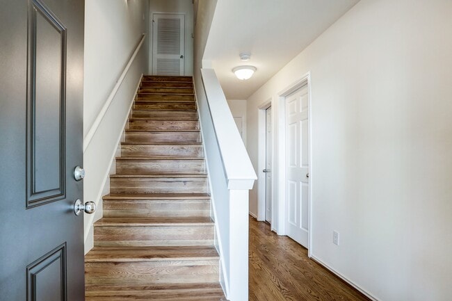 Building Photo - 818 W Heights Hollow Ln