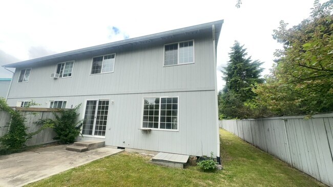 Foto del edificio - 15325-15327 Berry Valley Rd SE